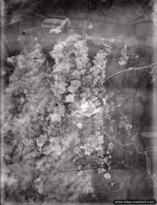 30 juin 1944 : bombardement aérien de Villers-Bocage. Photo : IWM