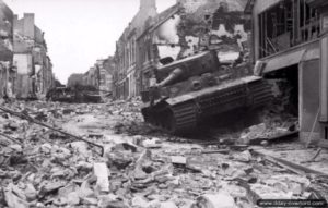 L’épave d’un char Panzer IV Tigre I du second bataillon du Panzer-Lehr-Regiment 130 détruit pendant les combats du 13 juin 1944 à Villers-Bocage. Photo : Bundesarchiv