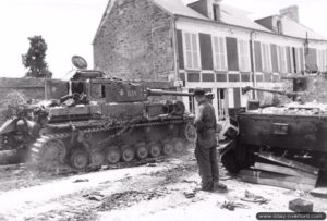 Le char Panzer IV J Tigre I "634" du 6. Panzer-Lehr-Regiment 130 dans les ruines de Villers-Bocage. Photo : Bundesarchiv