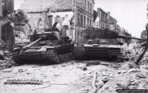 Les épaves d’un char Panzer IV et d’un char Panzer VI Tigre I dans la rue principale de Villers-Bocage. Photo : Bundesarchiv