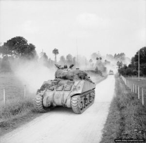 2 août 1944 : des chars Sherman progressent en direction de Vire. Photo : IWM