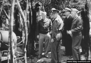 12 juin 1944 : visite officielle dirigée par le général Eisenhower du secteur de la Pointe du Hoc et des canons déplacés au sud de la batterie. Photo : US National Archives