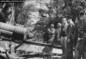 12 juin 1944 : visite officielle dirigée par le général Eisenhower du secteur de la Pointe du Hoc et des canons déplacés au sud de la batterie. Photo : US National Archives