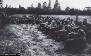 Dans le secteur de la Pointe du Hoc, des Rangers des 2nd et 5th Battalions assistent à un office religieux après les combats. Photo : US National Archives