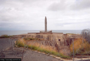 Le poste d’observation et de directions des tirs (casemate H636a) de la batterie allemande surmonté du monument de la "dague des Rangers" de la Pointe du Hoc. Photo : D-Day Overlord