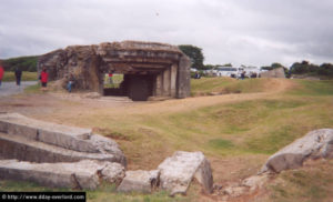 Casemate modèle 694 de la Pointe du Hoc, encore en construction le Jour-J, avec au premier plan l'encuvement qu'il était sensé remplacer. Photo : D-Day Overlord