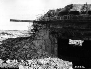 Une des casemates H 679 de la Pointe du Hoc encore en construction au moment du débarquement. Photo : US National Archives