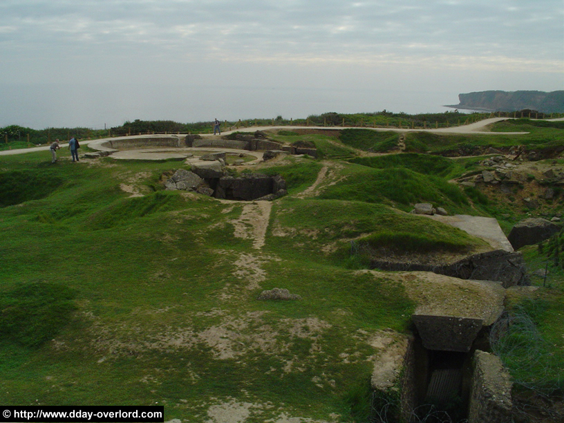pointe_du_hoc_bunker_est Vue générale de la Pointe du Hoc en direction de l'est. Photo : D-Day Overlord