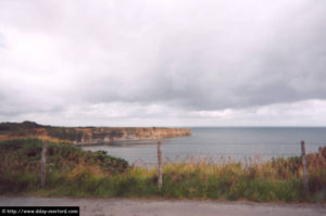 Les falaises à l'ouest de la Pointe du Hoc en direction de Grandcamp-Maisy (2005). Photo : D-Day Overlord