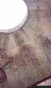 Vue intérieure d'un tobrouk modèle Ringstand Vf. 58c au cœur du site de la Pointe du Hoc. Photo : D-Day Overlord