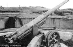 Canon de 155 mm GPF dans son encuvement à la Pointe du Hoc. Photo : Bundesarchiv