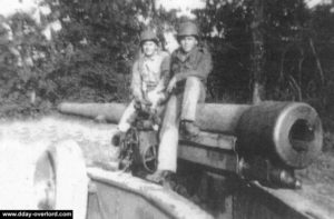 Le 1st Sergeant Leonard G. Lomell et le Staff Sergeant Jack E. Kuhn sur l'un des canons de 155 mm détruits au sud de la Pointe du Hoc. Photo : US National Archives