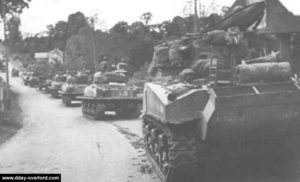 Le 7 juin 1944, des renforts américains et notamment ce char M4 Sherman se dirigent vers la batterie allemande. Photo : US National Archives