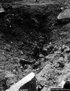 Les cratères creusés par les bombes donnent un aspect lunaire à la batterie du Hoc. Photo : US National Archives