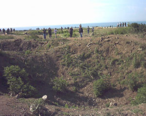 L'un des nombreux cratères de la Pointe du Hoc, occasionné par plusieurs mois de bombardements. Photo : D-Day Overlord