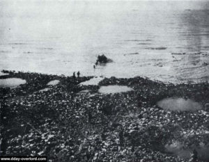 Cratères creusés par les bombes sur la plage de la Pointe du Hoc. Photo : US National Archives