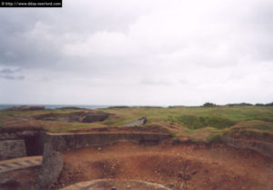 Vestiges d'un encuvement de la Pointe du Hoc permettant initialement d'accueillir un canon de 155 mm (2003). Photo : D-Day Overlord