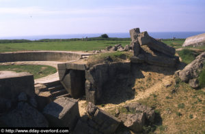 Encuvement pour canon de 155 mm à la Pointe du Hoc, avec sa galerie bétonnée permettant de protéger les servants en cas de bombardement. Photo : D-Day Overlord