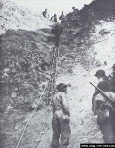 L'escalade de la falaise de la Pointe du Hoc. Photo : US National Archives