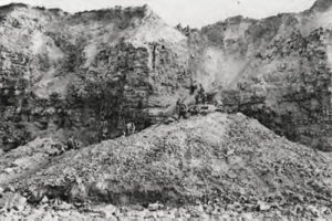 Éboulement de falaise causé par les tirs de l'USS Texas. Photo : US National Archives