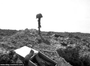 L'arme plantée dans le sol signale la présence d'un soldat hors de combat. Il s'agit d'une mitrailleuse Twin Vickers K installée initialement sur les échelles d'escalade. Photo : US National Archives