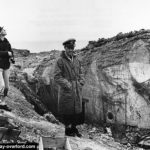 Le Ltn Cdr Knapper et le Chief Yeoman Cook de l'USS Texas inspectent l'effet des bombardements. Photo : US National Archives