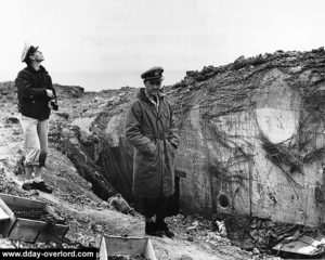 Le Ltn Cdr Knapper et le Chief Yeoman Cook de l'USS Texas inspectent l'effet des bombardements. Photo : US National Archives