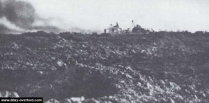 La ferme au sud de la Pointe du Hoc en flammes. Photo : US National Archives