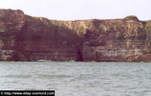 Une crique dans la falaise à l'est de la Pointe du Hoc, où des blessés américains furent soignés après le Jour J. Photo : D-Day Overlord