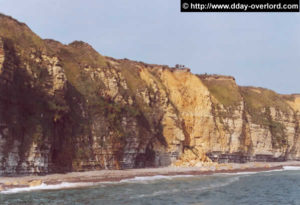 Les falaises à l'ouest de la Pointe du Hoc, vue de la mer. Photo : D-Day Overlord