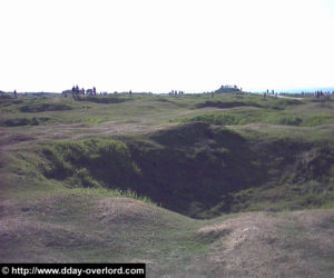 L'un des nombreux cratères de la Pointe du Hoc, occasionné par plusieurs mois de bombardements. Photo : D-Day Overlord