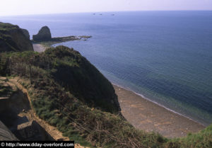 La Pointe du Hoc, photographiée depuis le poste de défense antiaérien à l'est du secteur (2004). Photo : D-Day Overlord