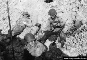 Les Rangers profitent d'un bref moment d'accalmie sur la Pointe du Hoc. Photo : US National Archives