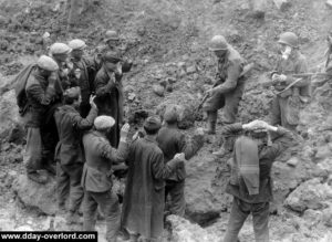 Des Allemands se rendent en portant déjà sur eux des affaires civiles. Photo : US National Archives