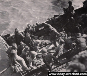 Évacuation des prisonniers allemands à bord d'un LVCP pour rejoindre l'USS Texas. Photo : US National Archives