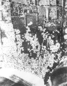 Photo aérienne de la Pointe du Hoc est des effets des bombardements préparatoires au débarquement des Rangers. Photo : US National Archives