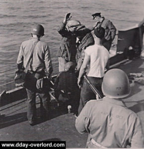 Des prisonniers allemands à bord de l'USS Texas après leur évacuation de la Pointe du Hoc. Photo : US National Archives