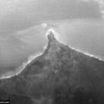 La Pointe du Hoc photographiée le Jour J à 06h30 par le Ltn Cdr Denton depuis un Spitfire de l'escadrille VC S7. Photo : IWM