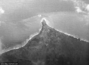 La Pointe du Hoc photographiée le Jour J à 06h30 par le Ltn Cdr Denton depuis un Spitfire de l'escadrille VC S7. Photo : IWM