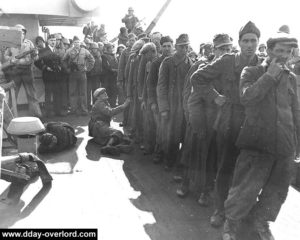 Des prisonniers allemands à bord de l'USS Texas après leur évacuation de la Pointe du Hoc. Photo : US National Archives