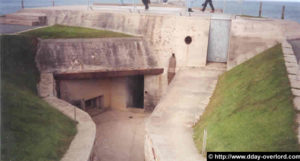 L’entrée du poste d’observation et de direction des tirs (casemate H636a) de la batterie allemande située à la Pointe du Hoc. Date : 2003. Photo : D-Day Overlord