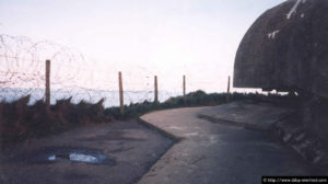 L’avant du poste d’observation et de directions des tirs de la batterie allemande située à la Pointe du Hoc (2003). Photo : D-Day Overlord