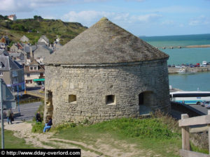 La tour Vauban, surplomblant le port de Port-en-Bessin. Photo : D-Day Overlord