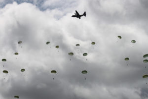 Parachutage à La Fière - Commémorations 2012 - 68ème anniversaire du débarquement de Normandie. Photo : D-Day Overlord