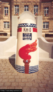 La Borne "0" de la Voie de la Liberté, devant la mairie de Sainte-Mère-Eglise, marquant le point de départ (avec celui d'Utah Beach) de la 3rd (US) Army pour la libération de l'Europe. Photo : D-Day Overlord