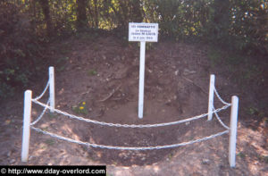 Un espace présenté comme le trou de combat du général Gavin, commandant la 82nd (US) Airborne Division le Jour-J, à proximité du pont de la Fière (2003). Photo : D-Day Overlord