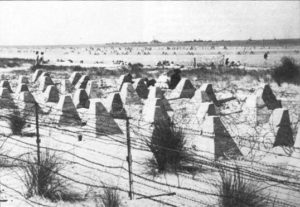 Les obstacles de plage "dents de dragon" sur Sword Beach. Photo : IWM