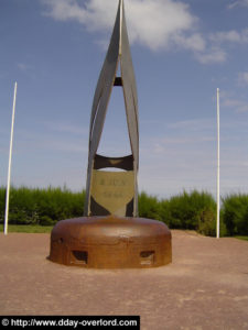 Monument à Ouistreham-Riva-Bella en hommage au commando N°4 français commandé par Philippe Kieffer, ayant débarqué le 6 juin 1944 à Sword Beach (2016). Des vestiges du point d'appui allemand codé Wn 10 sont encore visibles. Photo : D-Day Overlord.