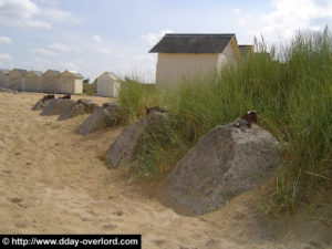 Vestiges de "dents de dragon", défenses de plage allemandes appartenant au point d'appui codé Wn 10 à Ouistreham Riva-Bella. (2003). Photo : D-Day Overlord