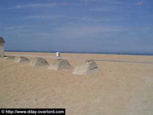 Vestiges de "dents de dragon", défenses de plage allemandes appartenant au point d'appui codé Wn 10 à Ouistreham Riva-Bella. (2003). Photo : D-Day Overlord